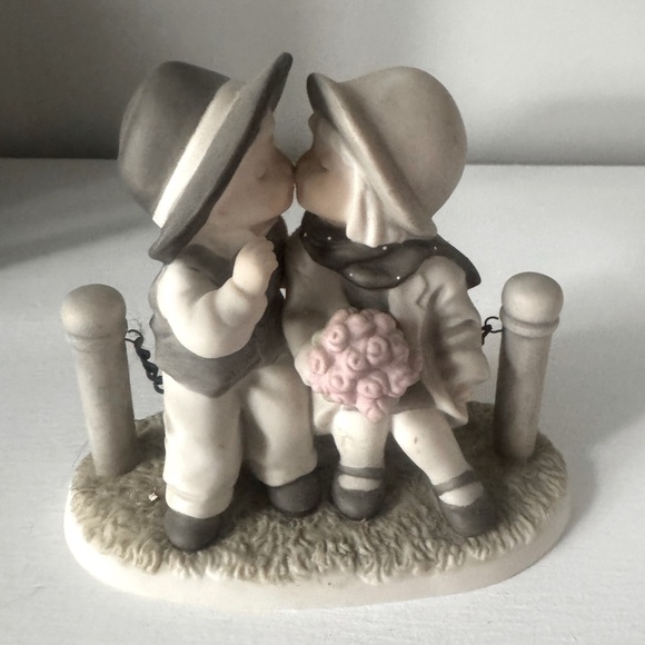 VINTAGE 1996 Kim Anderson: With Love and Kisses figurine  #245399 - Picture 1 of 4